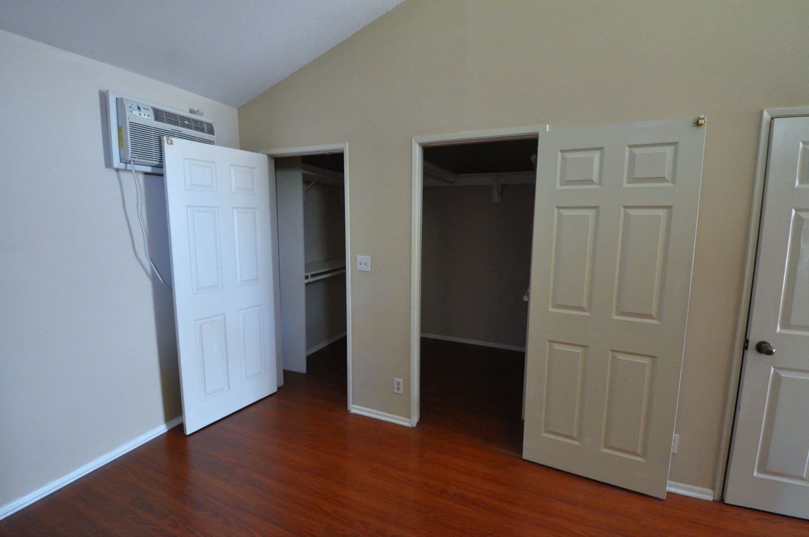 Valley Village Apartment: 12142-50 Oxnard St