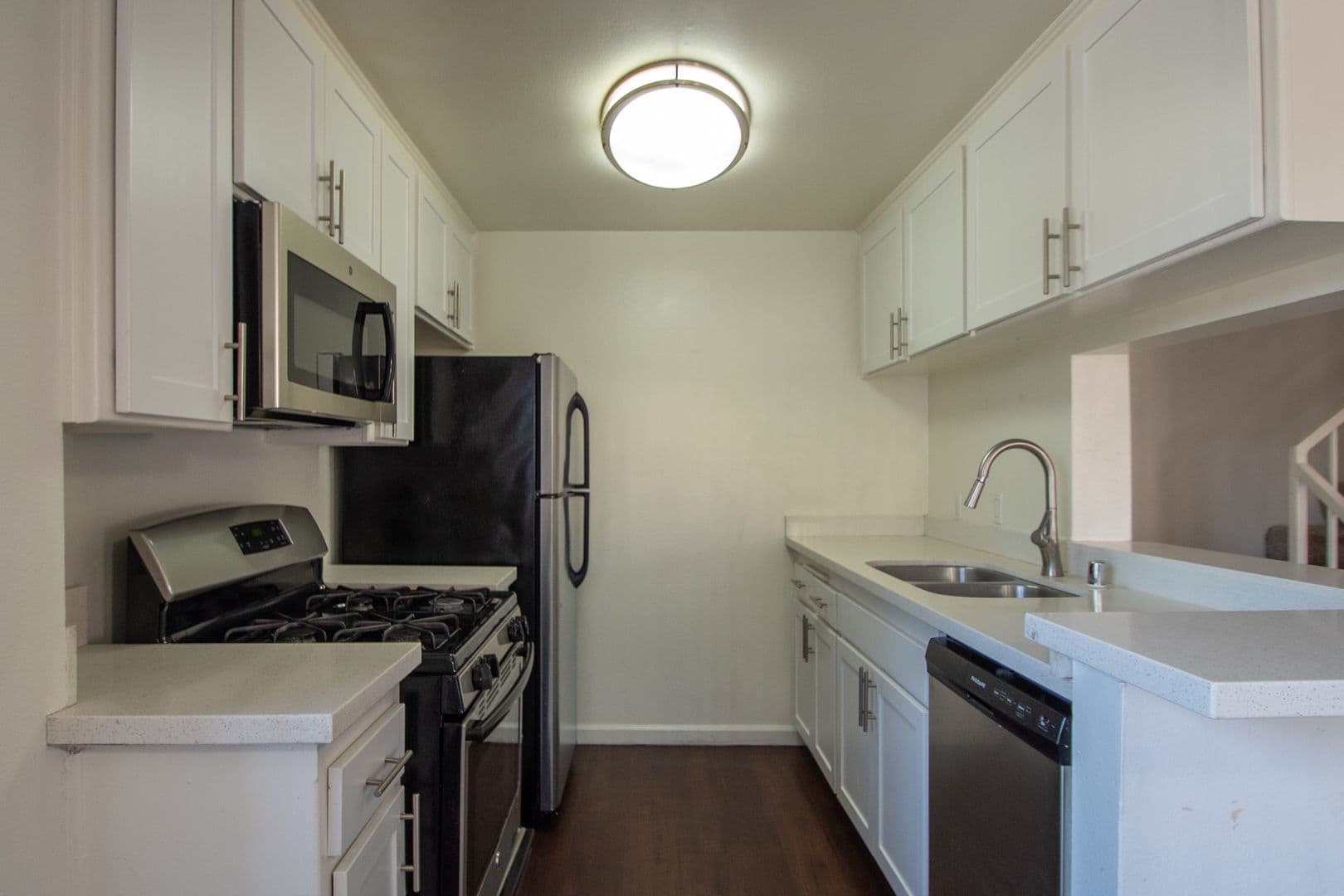 North Hollywood Apartment: 11030 Hartsook Street