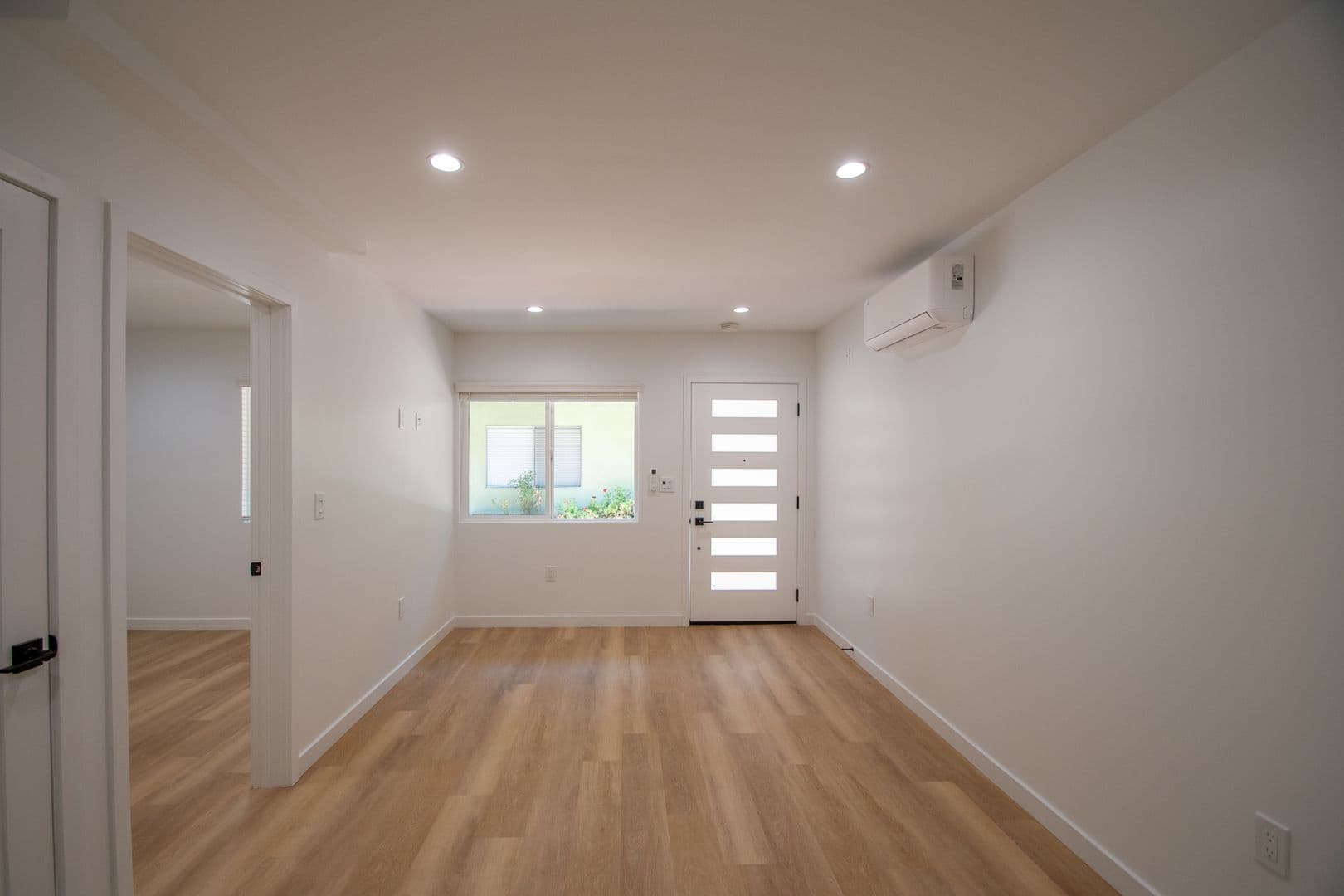 Newhall Apartment: 24347 Newhall Avenue