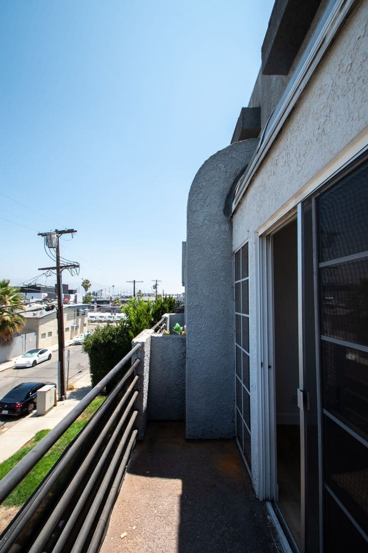 North Hollywood Apartment: 11416 Albers Street