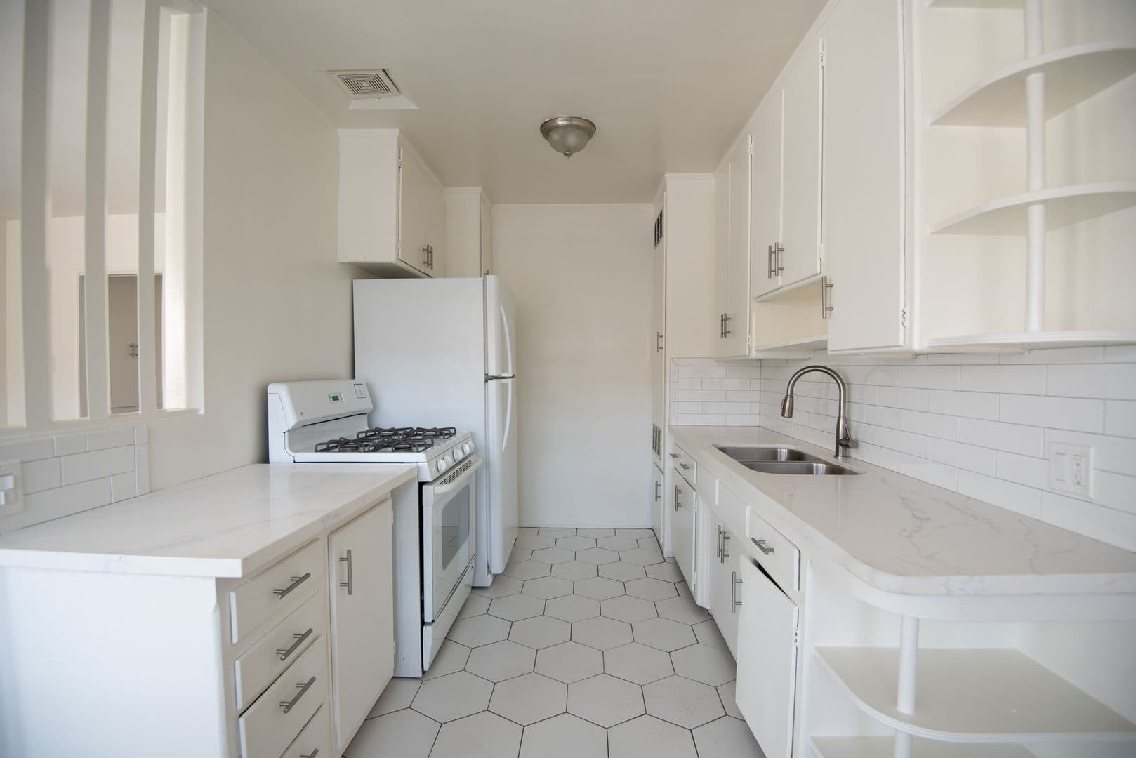 West Toluca Lake Apartment: 10924 Camarillo Street