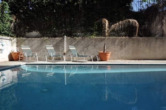 North Hollywood Apartment: 11107 La Maida Street