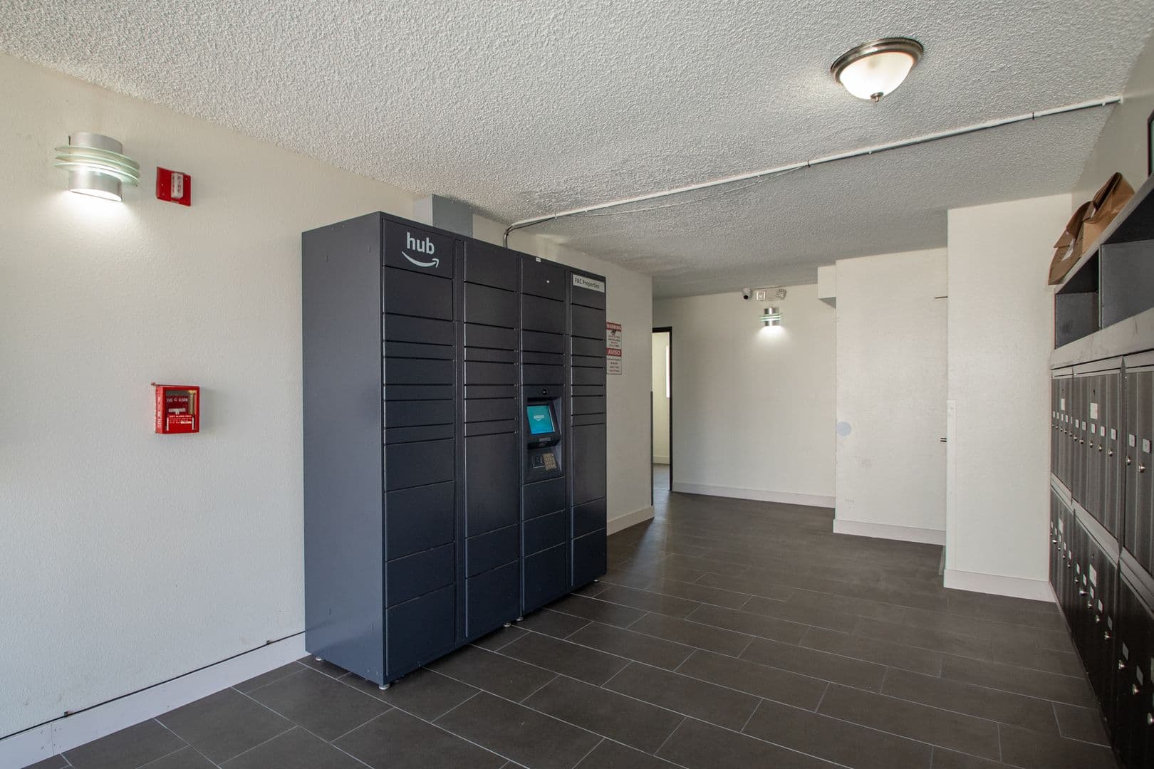 North Hollywood Apartment: 11760 Hamlin Street