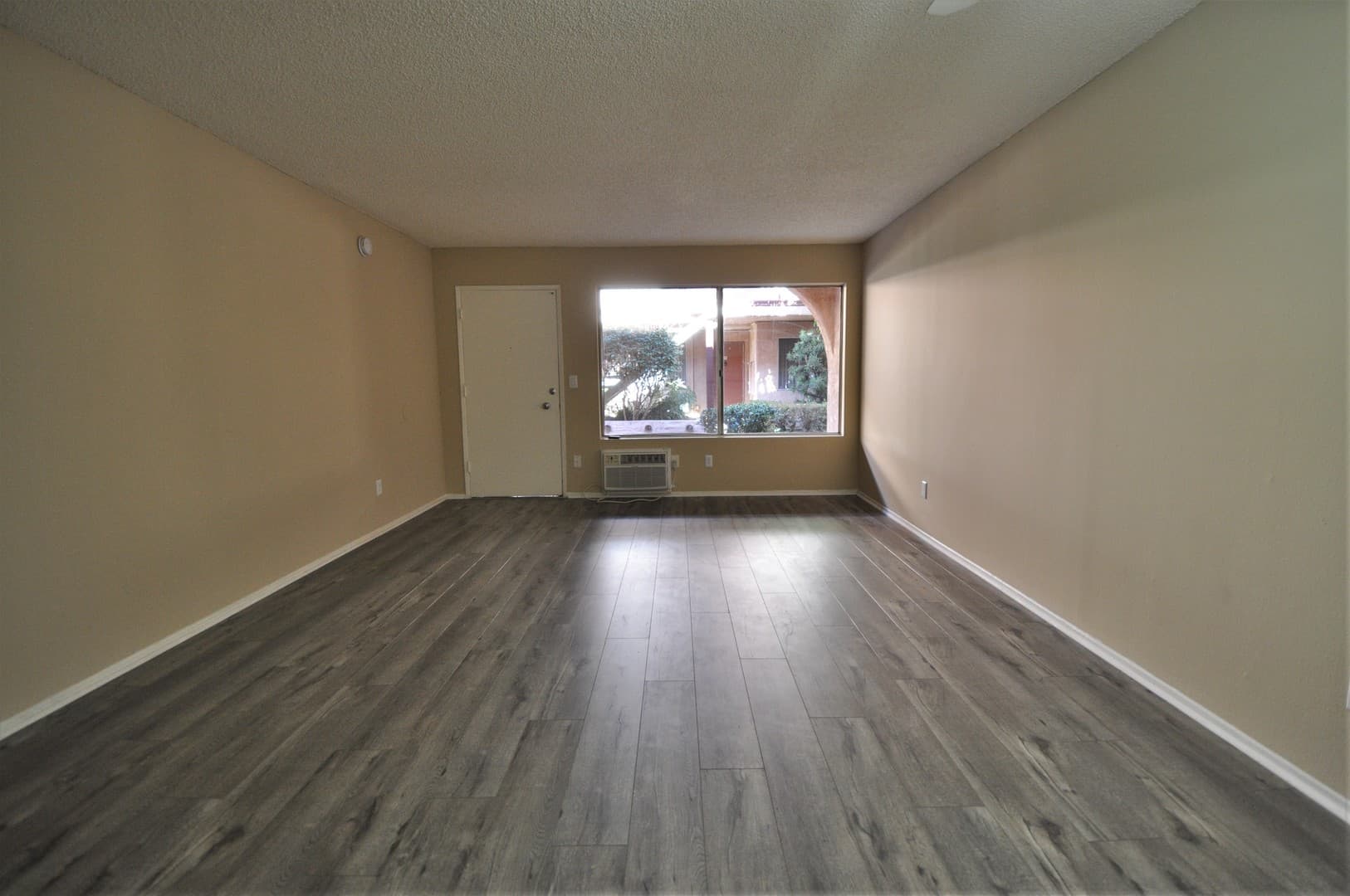 Van Nuys Apartment: 14142 Victory Boulevard