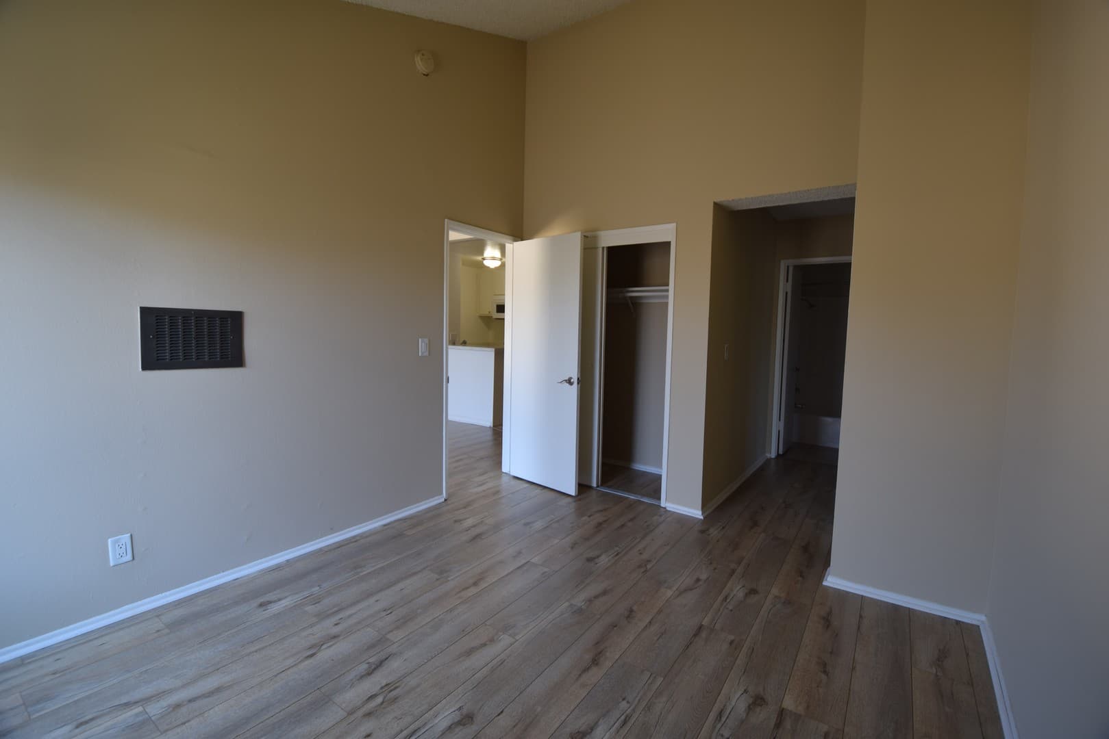 Van Nuys Apartment: 7350 Kester Avenue