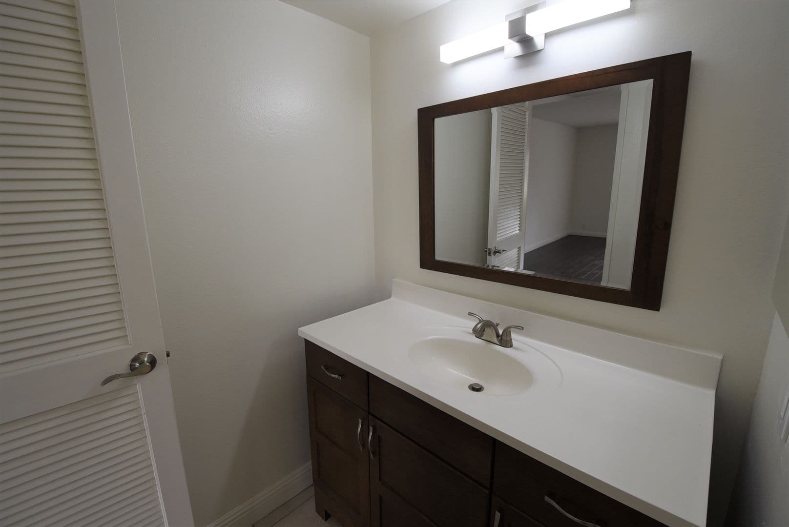 Sherman Oaks Apartment: 15128-44 Burbank Boulevard