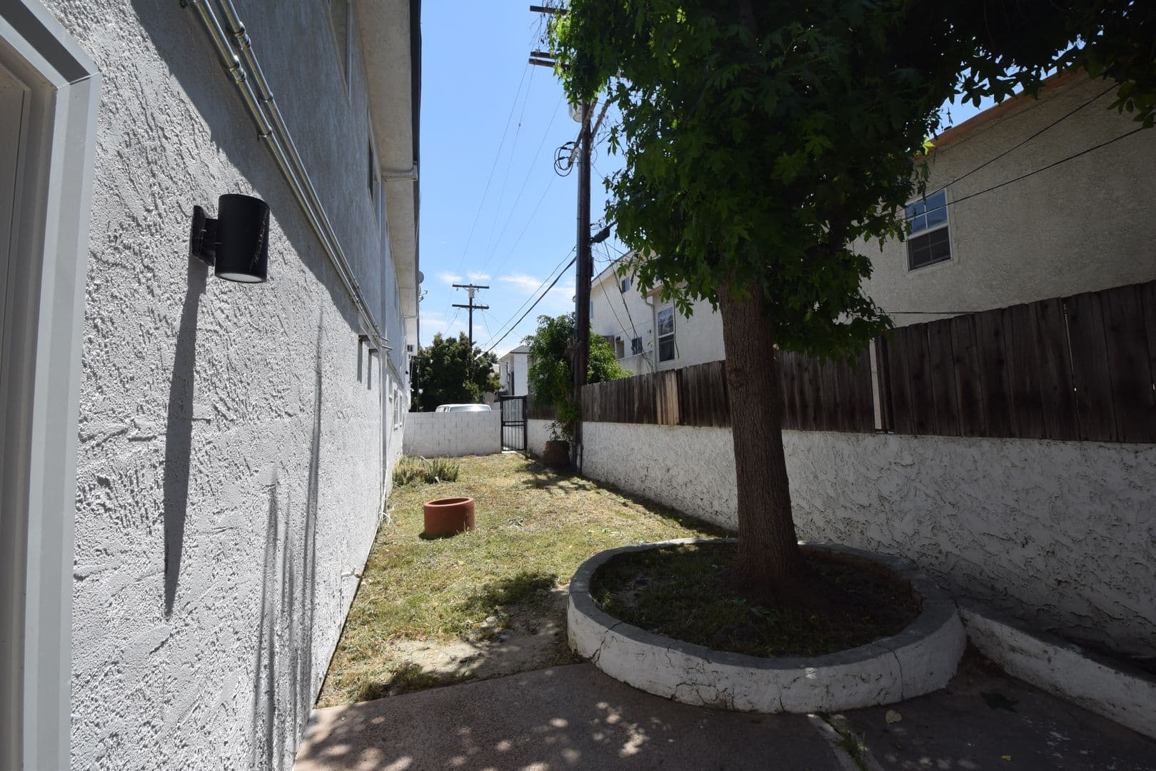 Van Nuys Apartment: 14142 Victory Boulevard