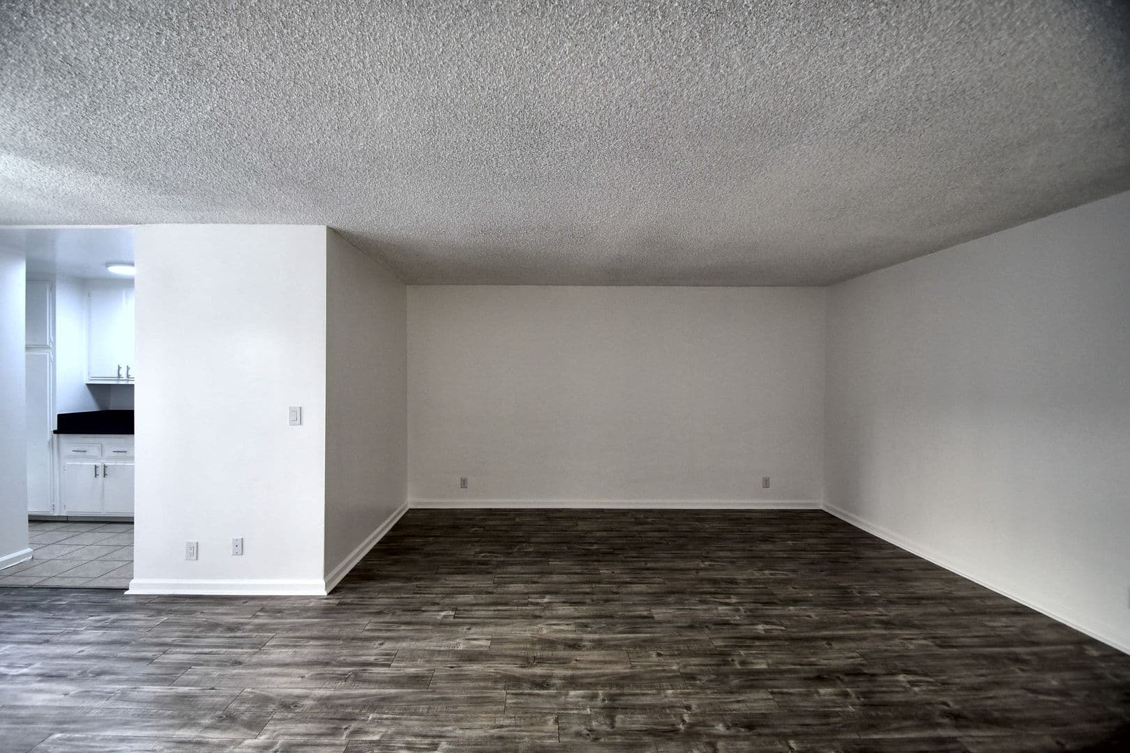 North Hollywood Apartment: 11310 Camarillo Street