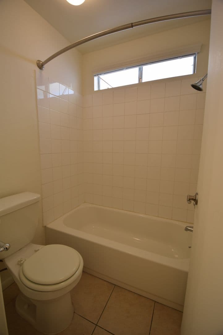 North Hollywood Apartment: 6115 Whitsett Avenue