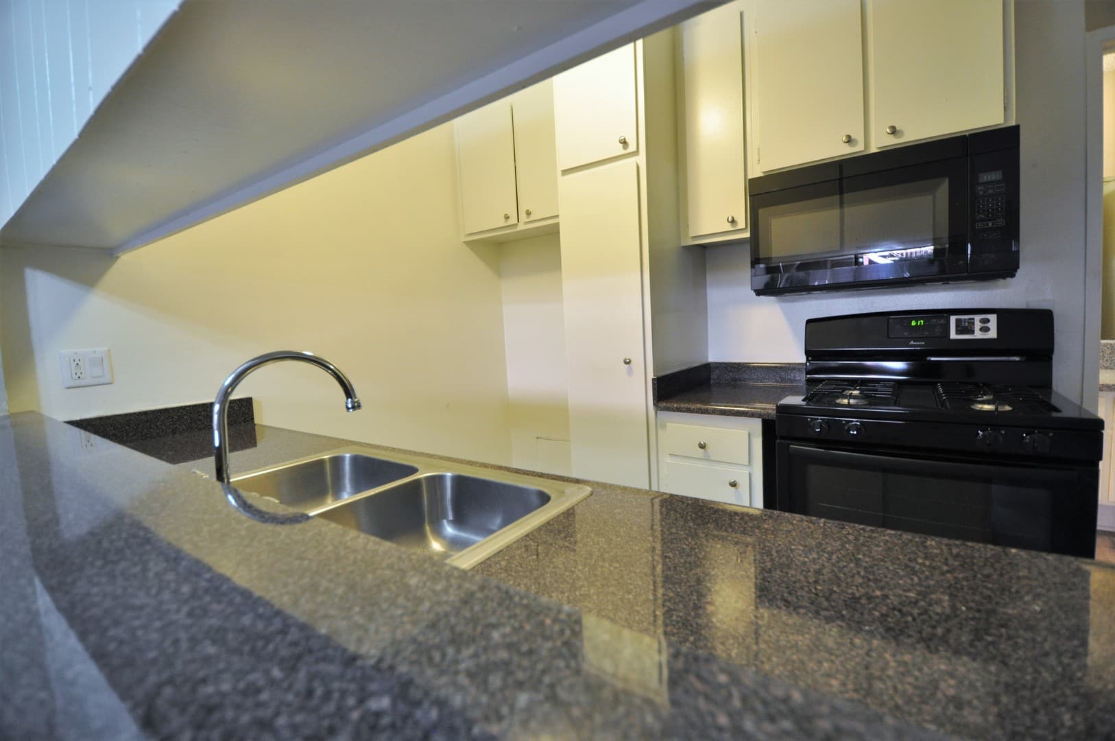 Van Nuys Apartment: 14142 Victory Boulevard