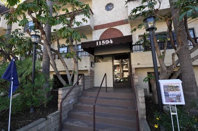 Studio City Apartment: 11594 Moorpark Street