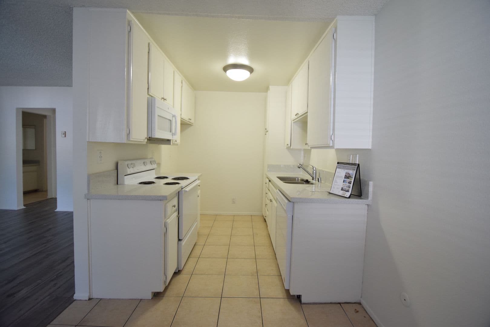 North Hollywood Apartment: 6115 Whitsett Avenue