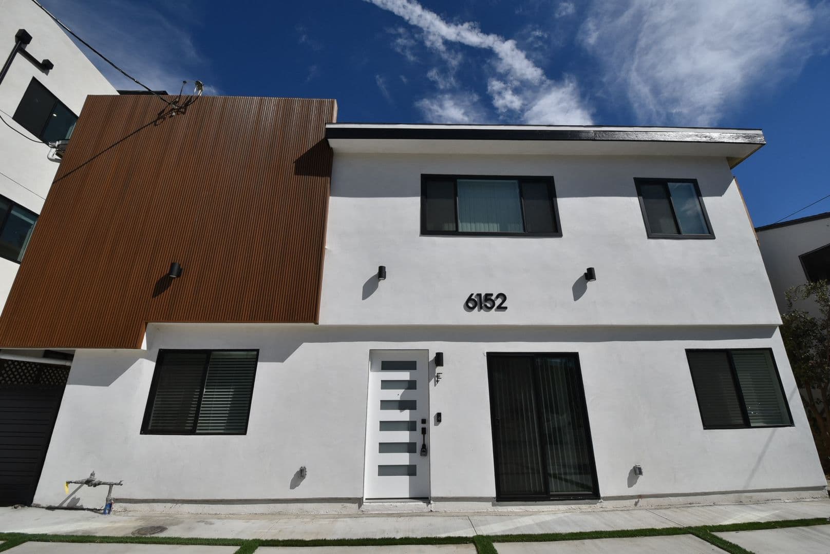Van Nuys Apartment: 6152 Woodman Avenue