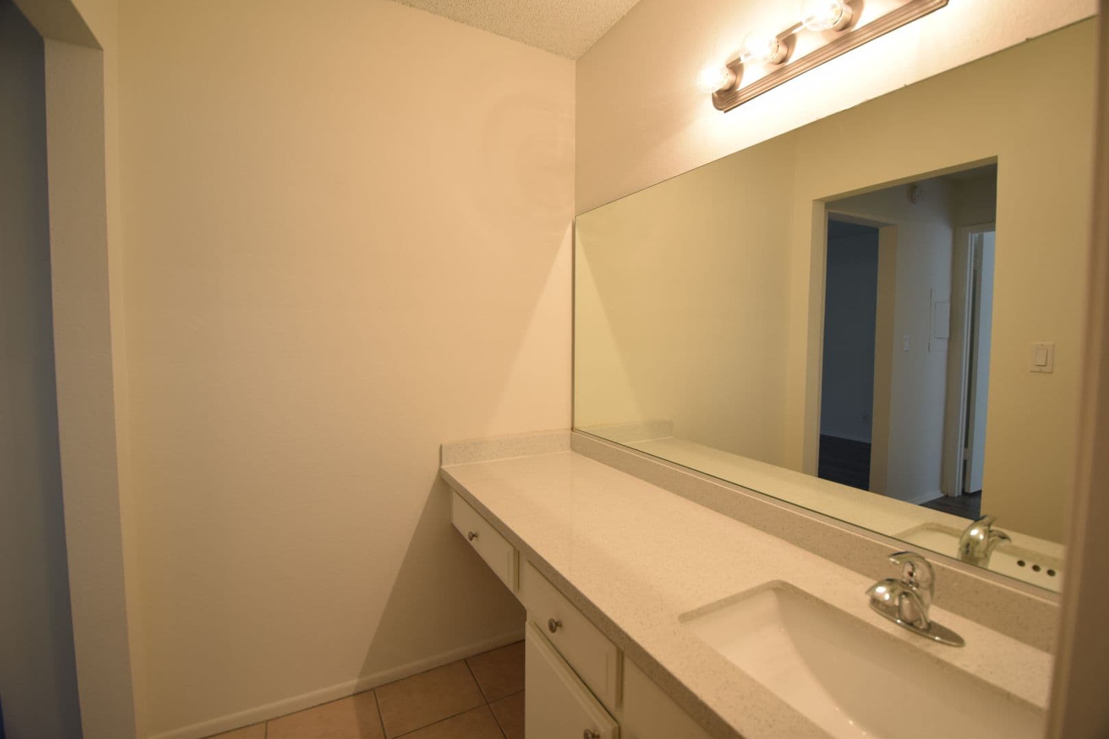 North Hollywood Apartment: 6115 Whitsett Avenue