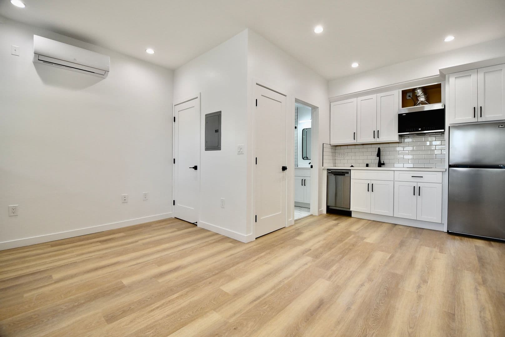 North Hollywood Apartment: 5744 Colfax Avenue