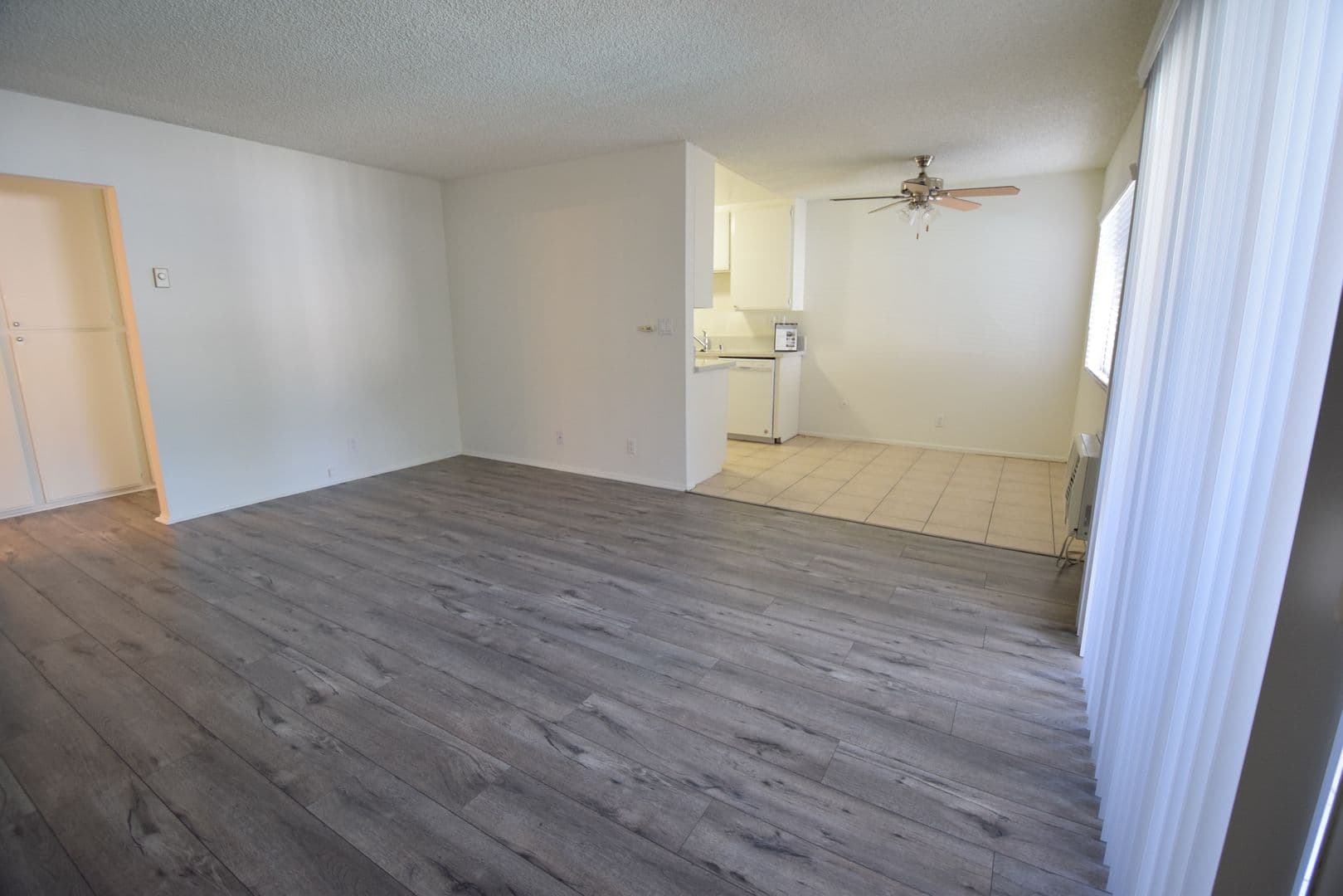 North Hollywood Apartment: 6115 Whitsett Avenue