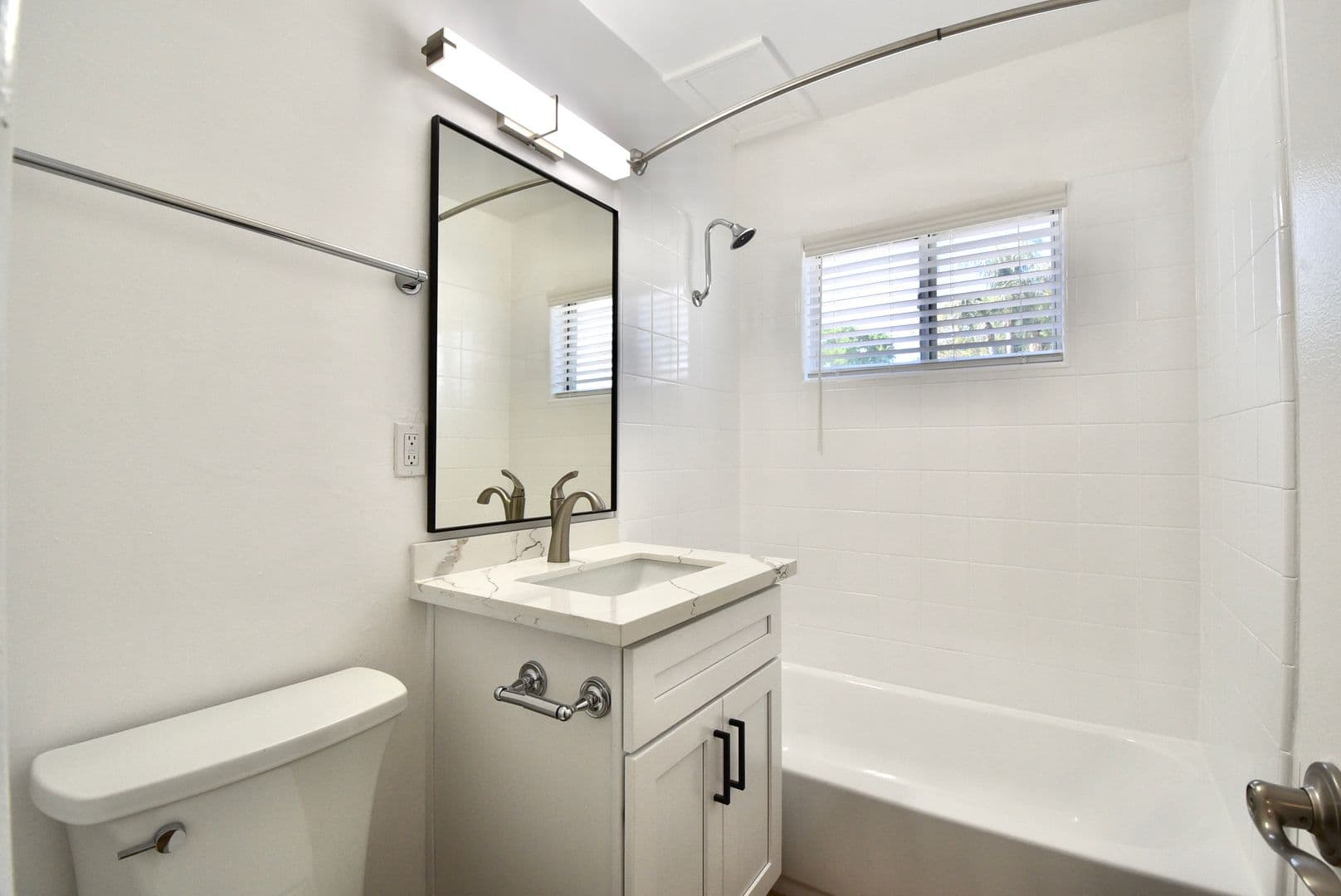 Newhall Apartment: 24743 Apple Street