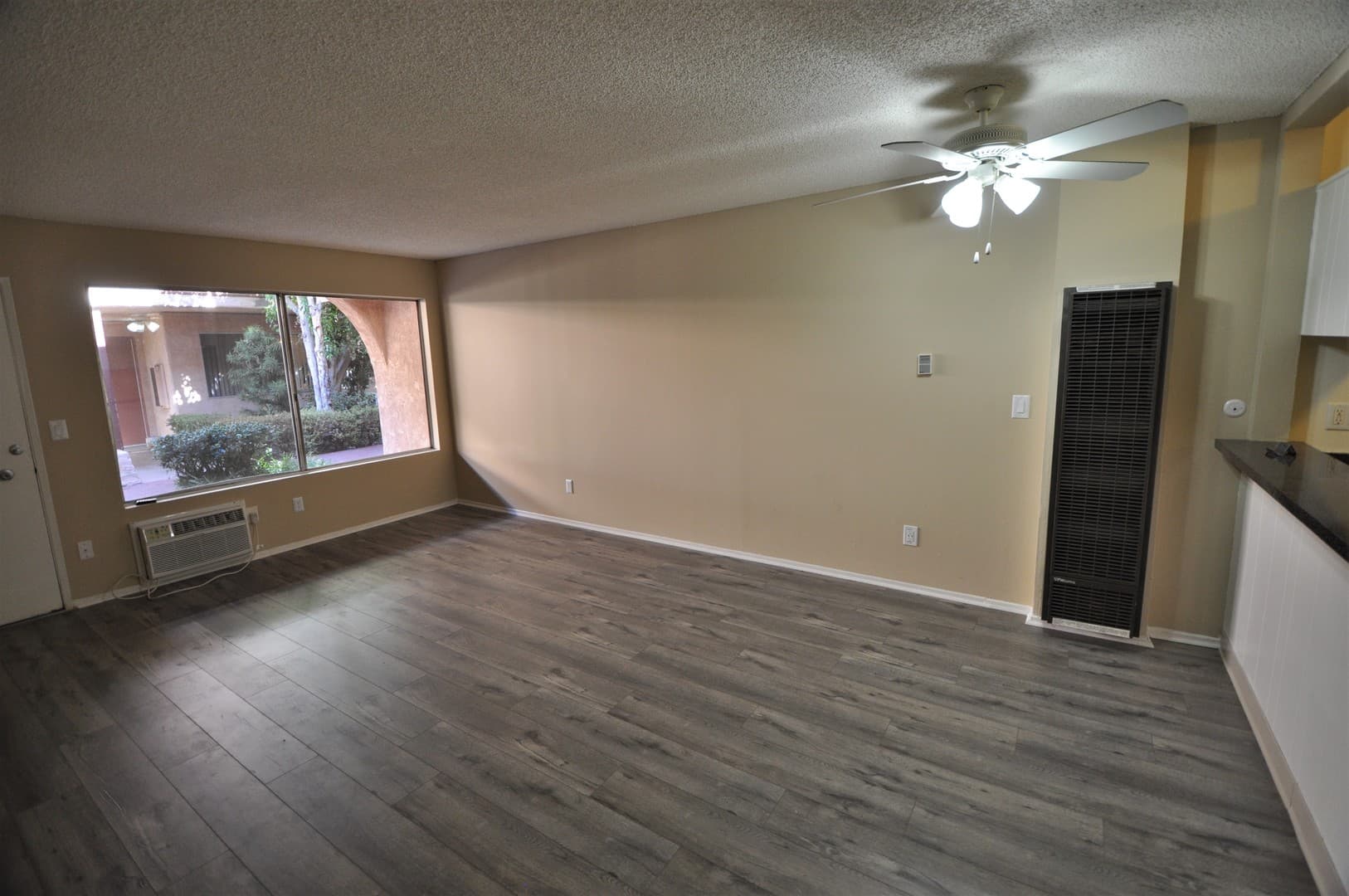 Van Nuys Apartment: 14142 Victory Boulevard