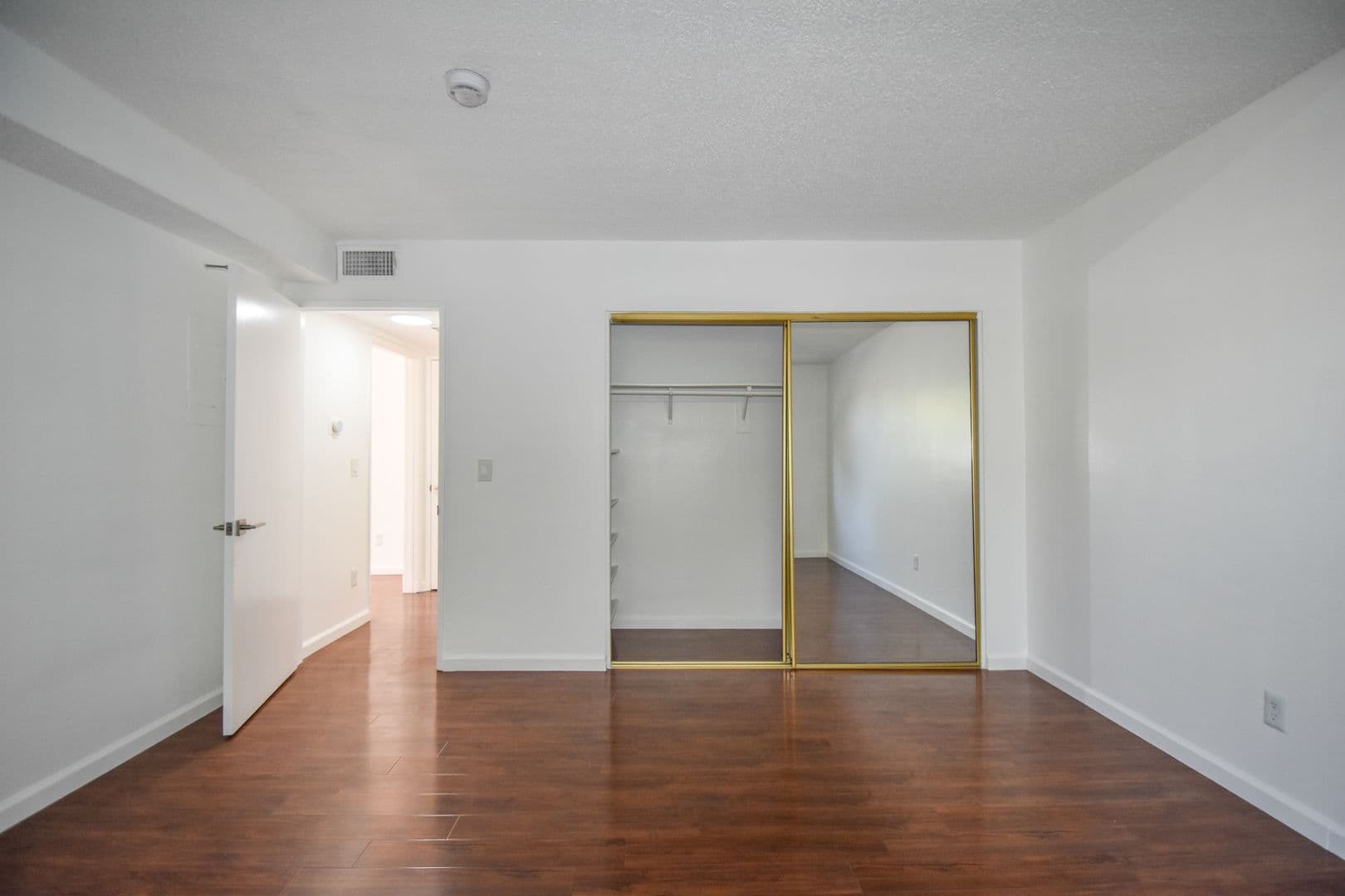 North Hollywood Apartment: 12338 Oxnard Street
