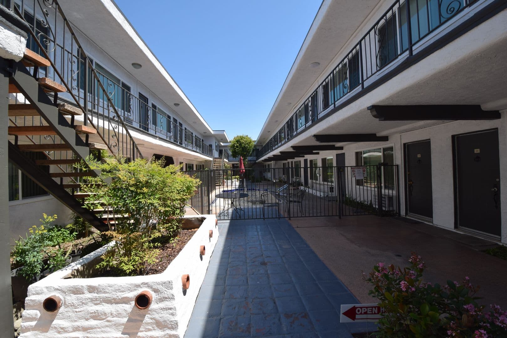 Van Nuys Apartment: 14142 Victory Boulevard