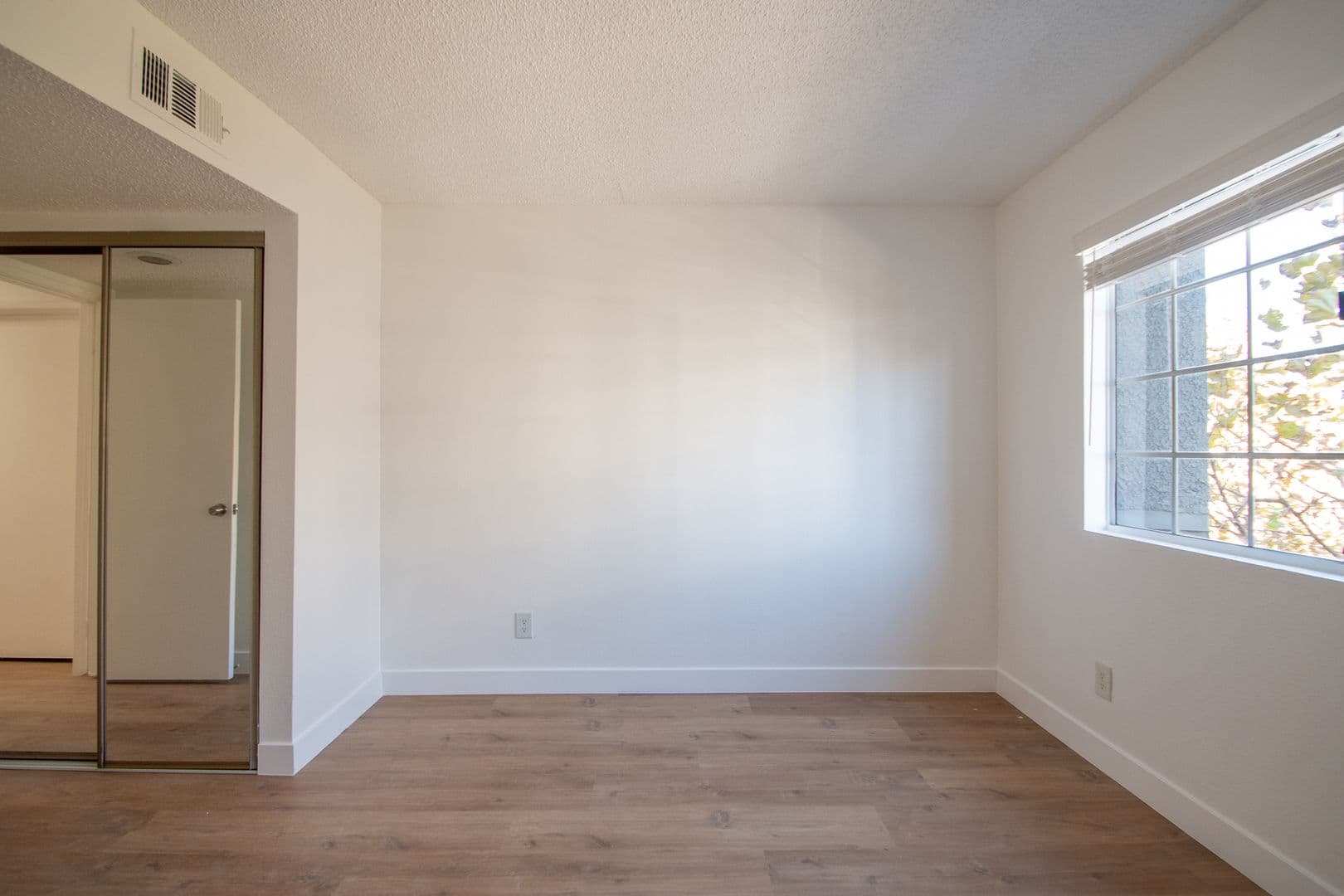 North Hollywood Apartment: 11030 Hartsook Street