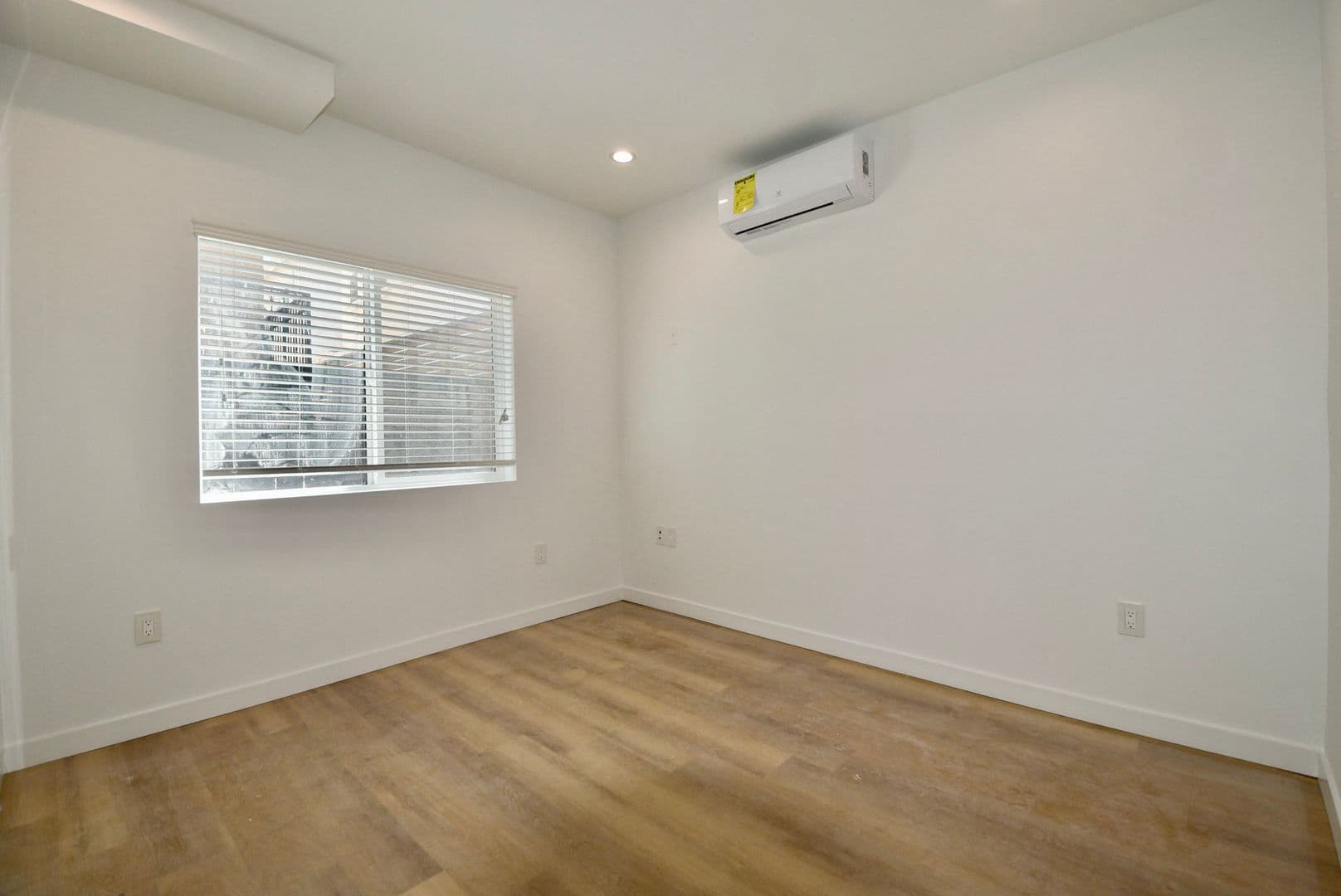 Los Angeles Apartment: 1415 S Sierra Bonita Avenue