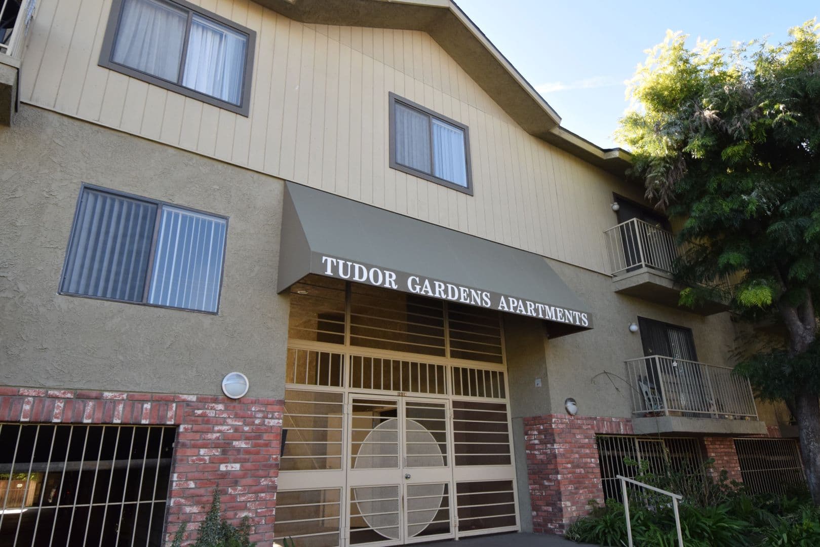 Sherman Oaks Apartment: 15128-44 Burbank Boulevard