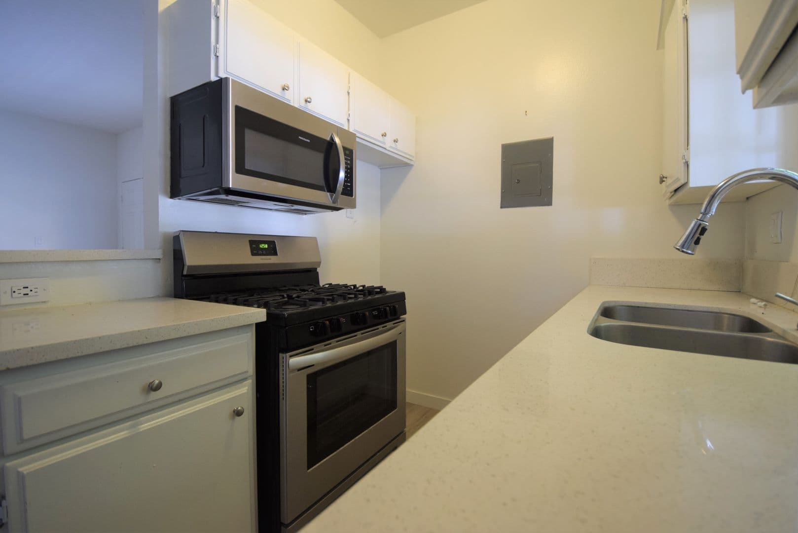 Valley Village Apartment: 12142-50 Oxnard St