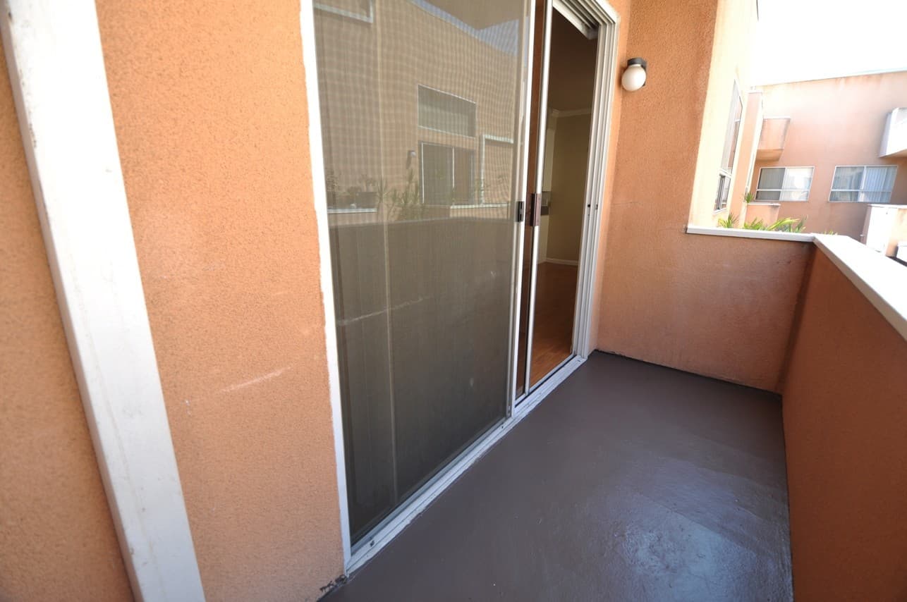 North Hollywood Apartment: 11107 La Maida Street