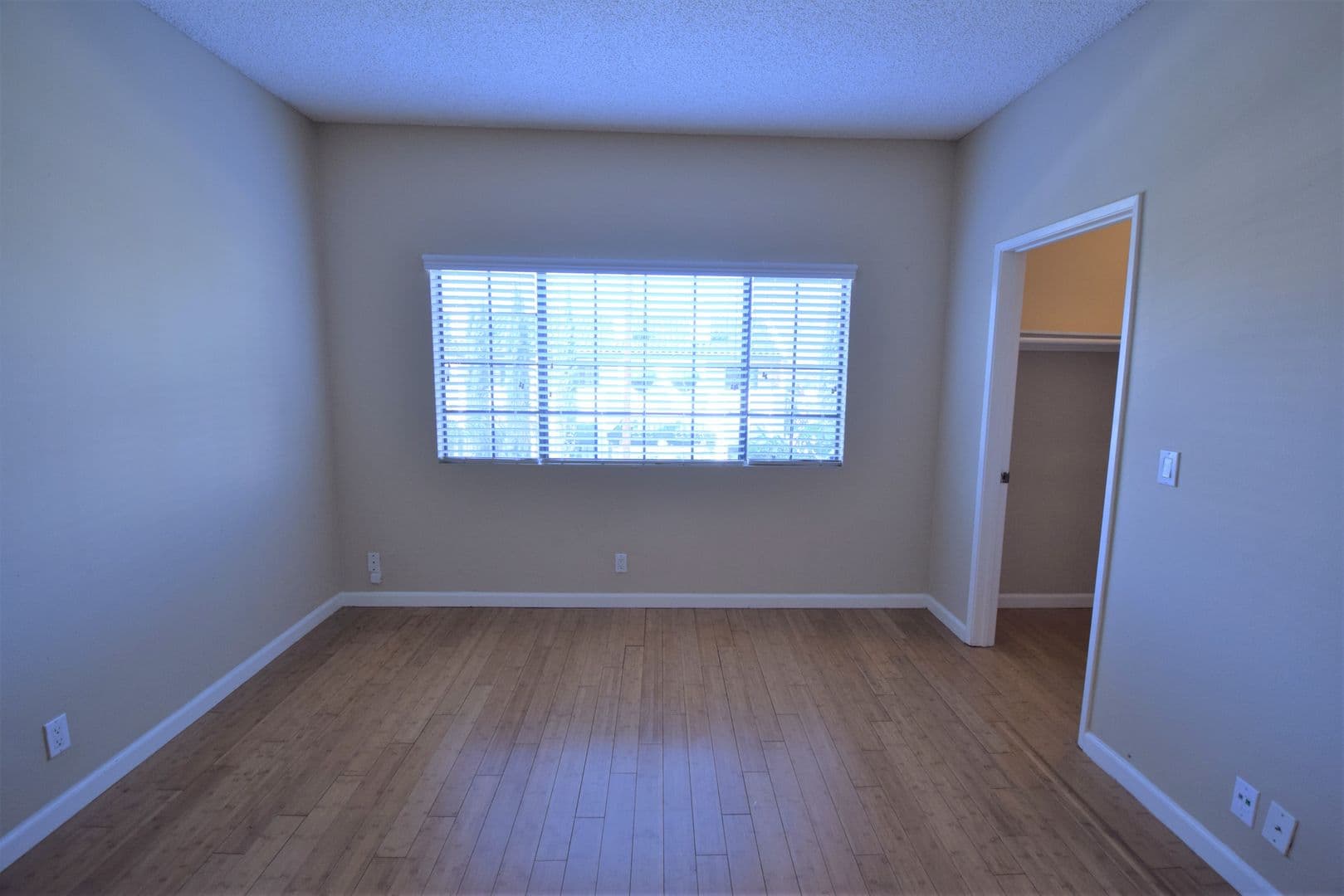 Studio City Apartment: 11594 Moorpark Street