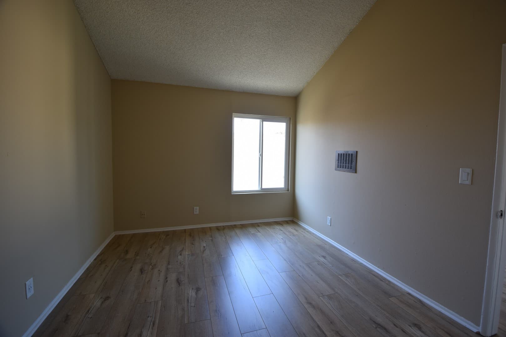 Van Nuys Apartment: 7350 Kester Avenue