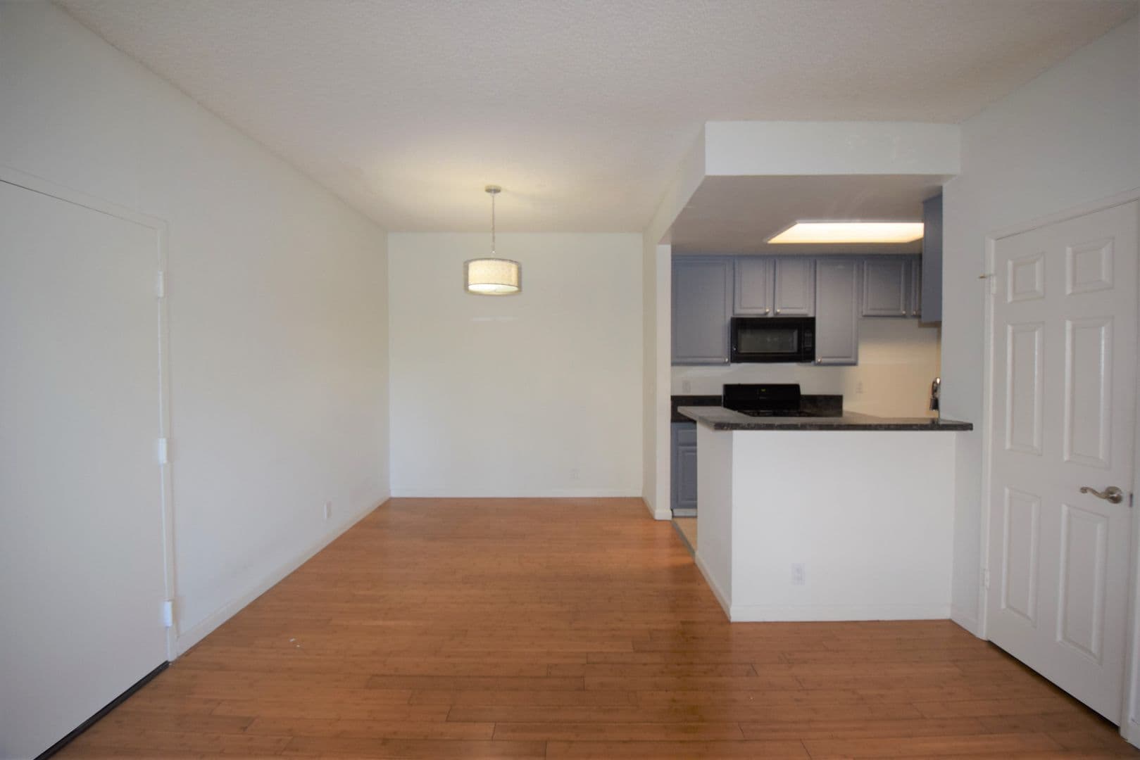 Studio City Apartment: 11594 Moorpark Street