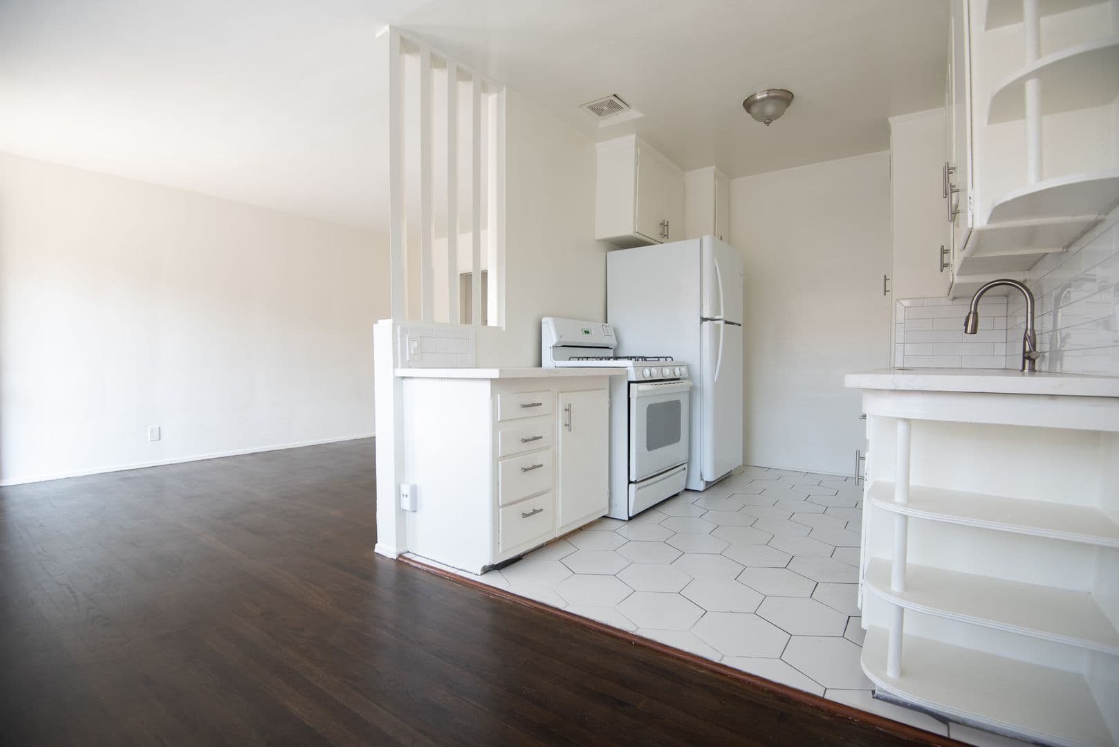 West Toluca Lake Apartment: 10924 Camarillo Street