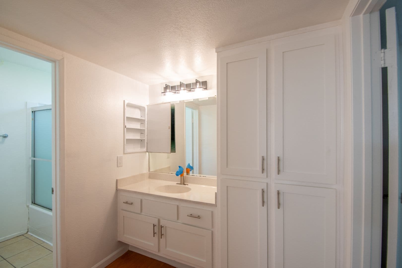 Sherman Oaks Apartment: 5617 Woodman Avenue