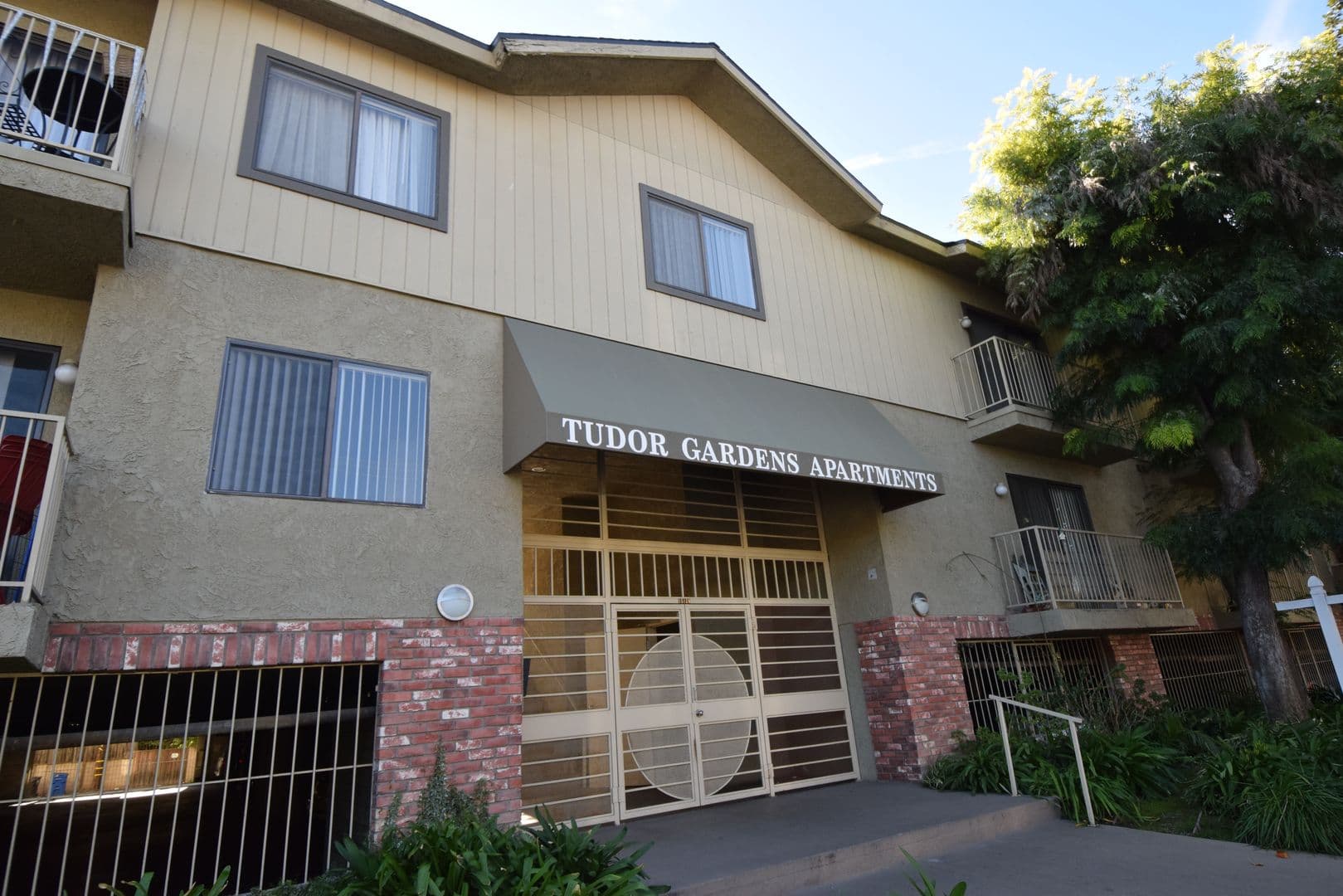 Sherman Oaks Apartment: 15128-44 Burbank Boulevard