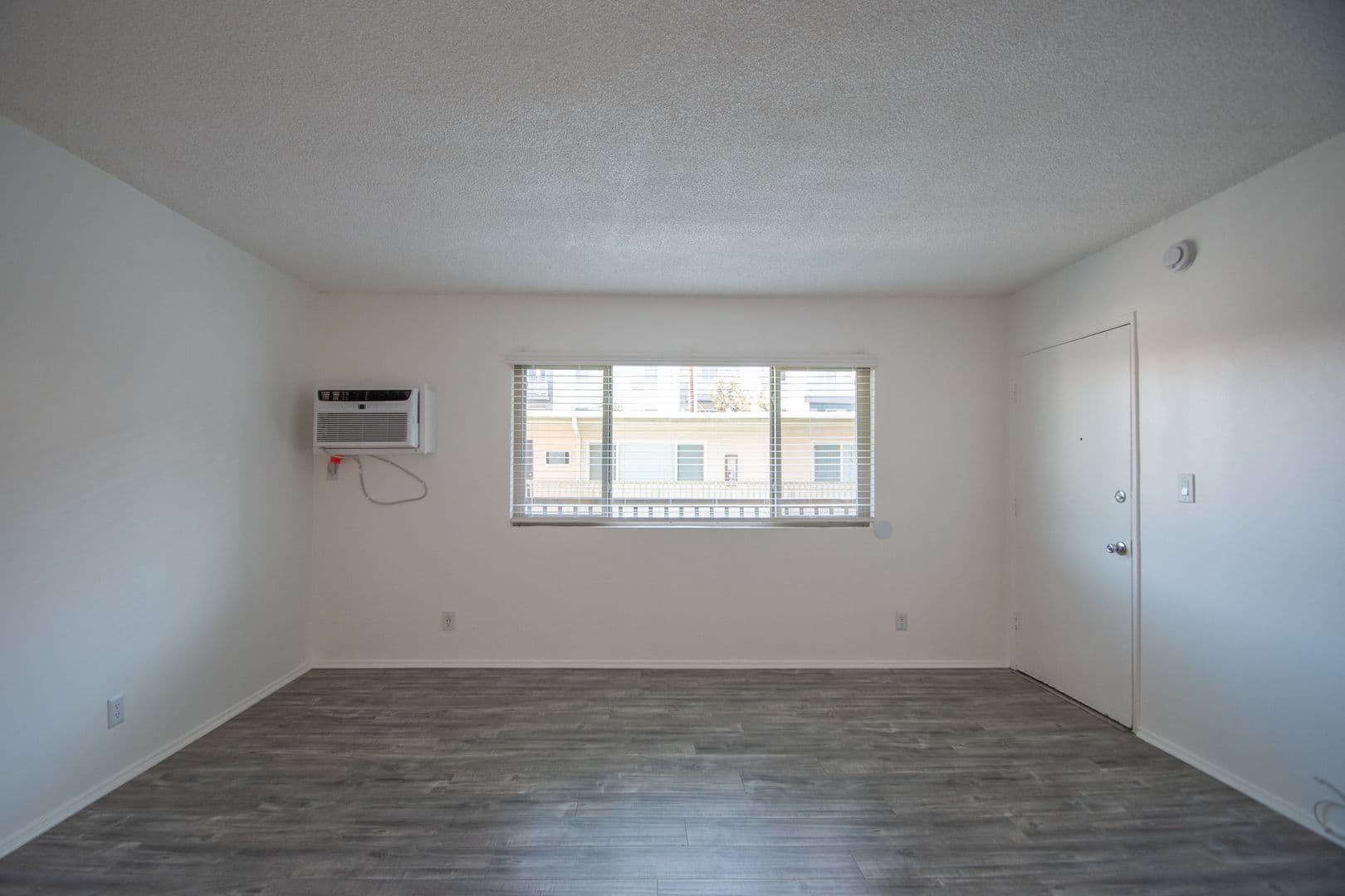 North Hollywood Apartment: 5255 Blakeslee Avenue