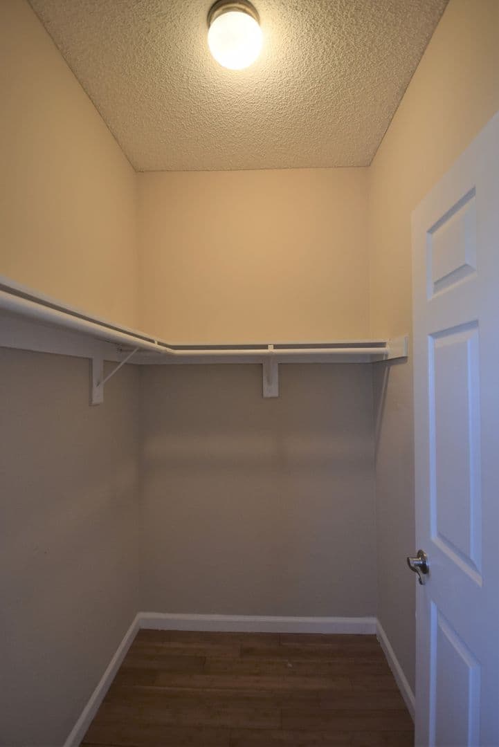 Studio City Apartment: 11594 Moorpark Street