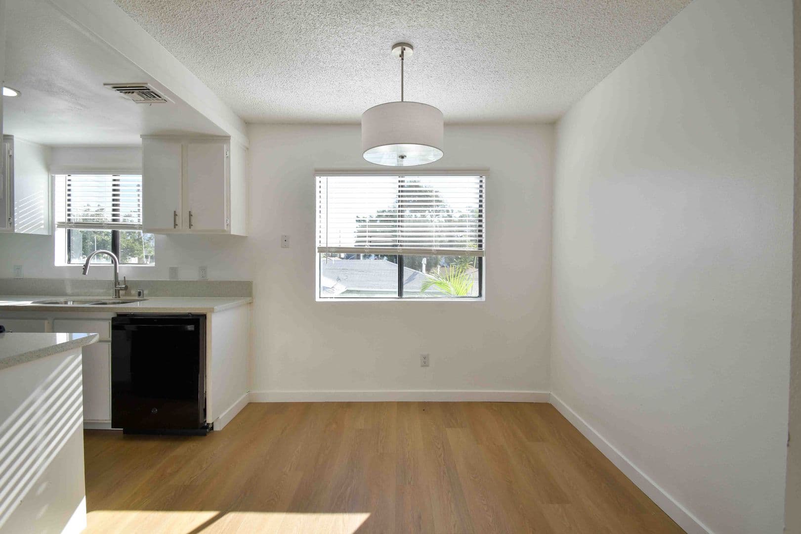 North Hollywood Apartment: 12338 Oxnard Street
