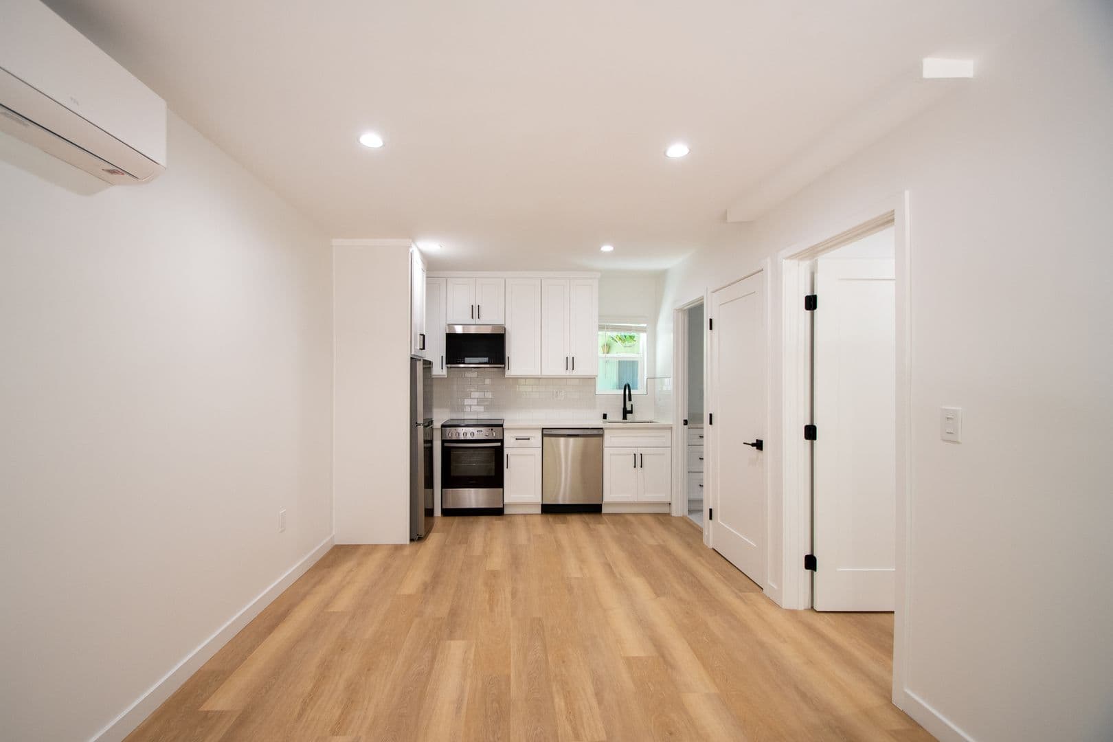 Newhall Apartment: 24347 Newhall Avenue