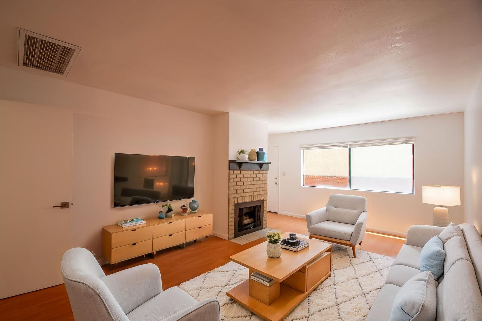 Sherman Oaks Apartment: 5617 Woodman Avenue