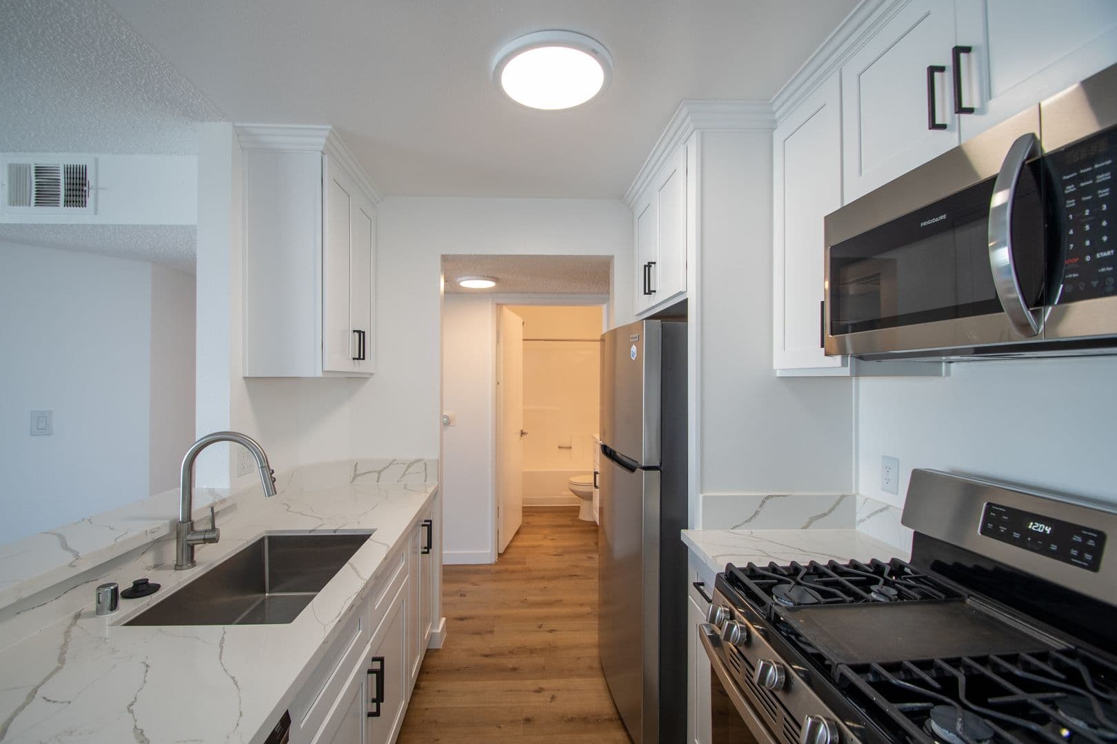 North Hollywood Apartment: 11760 Hamlin Street
