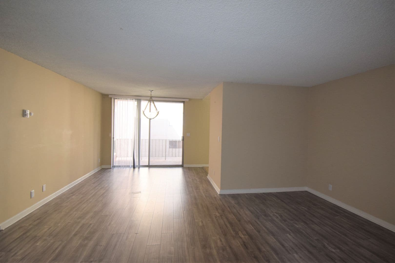 North Hollywood Apartment: 11310 Camarillo Street