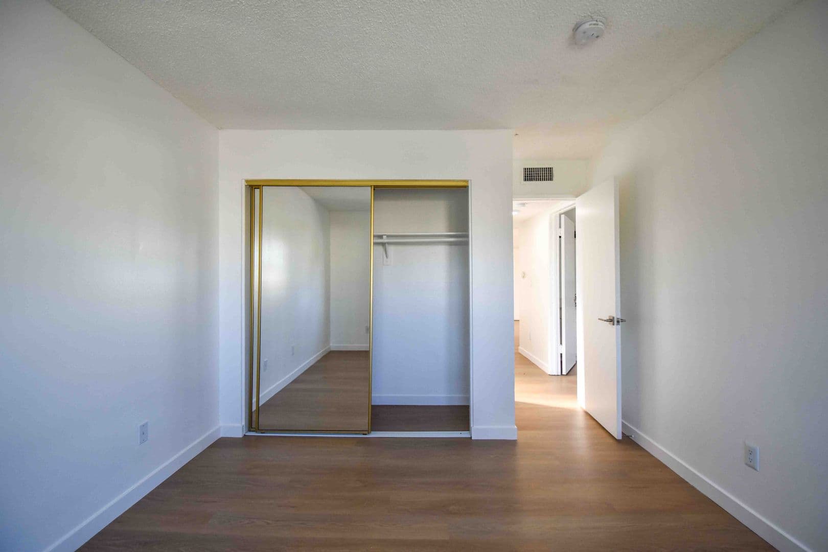 North Hollywood Apartment: 12338 Oxnard Street