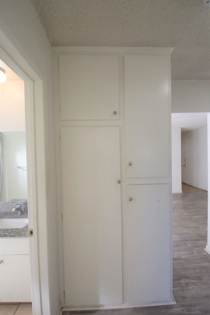 Valley Village Apartment: 12050 Tiara Street