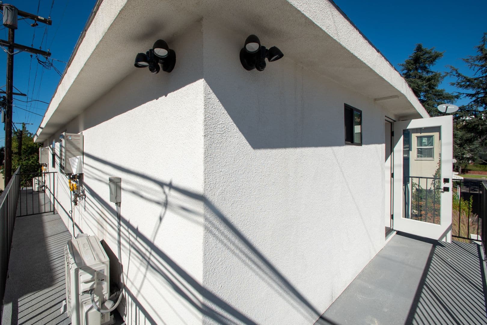 Los Angeles Apartment: 4224 Los Feliz Boulevard