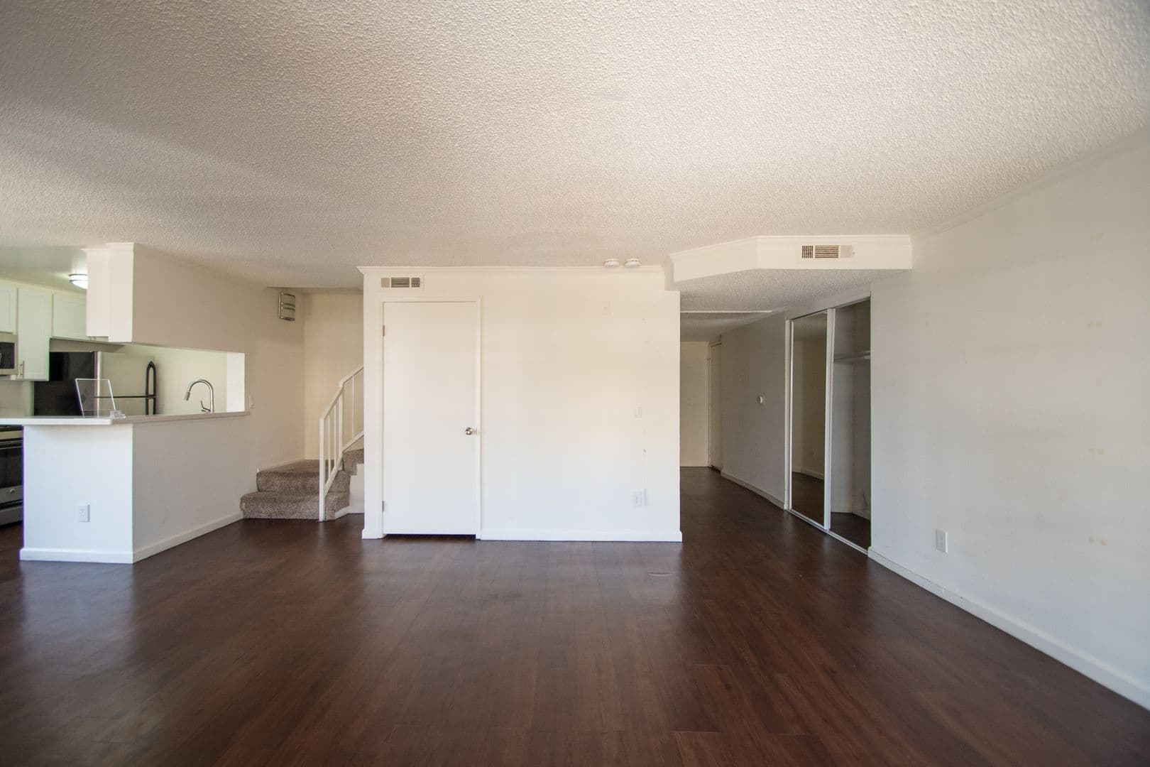 North Hollywood Apartment: 11030 Hartsook Street