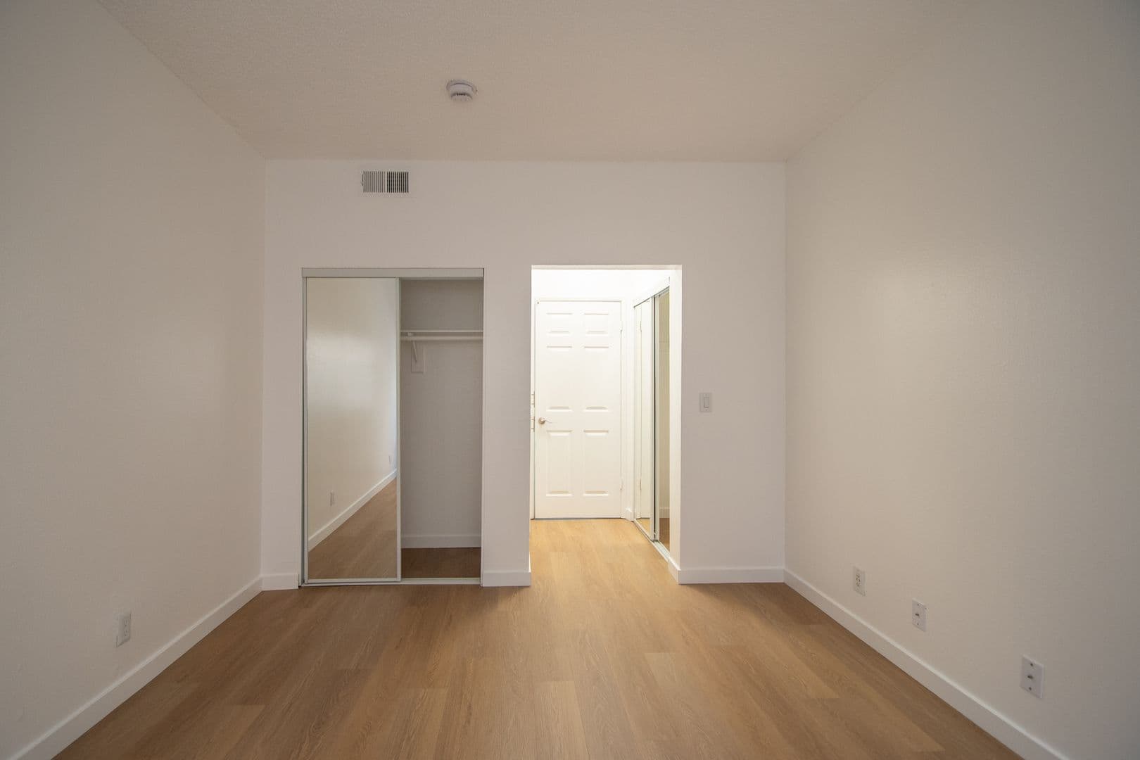 Studio City Apartment: 11594 Moorpark Street