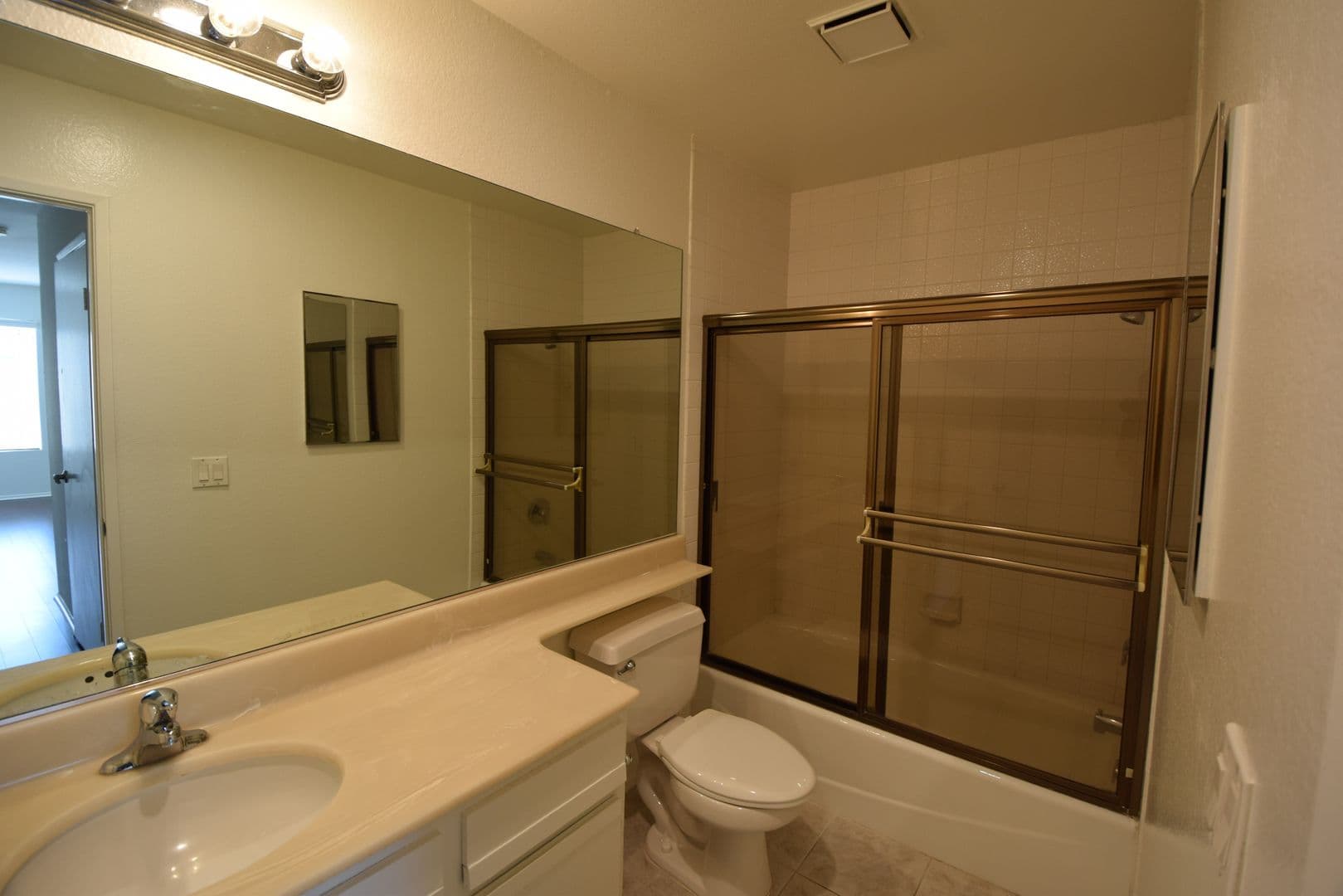 Studio City Apartment: 3960 Carpenter Avenue