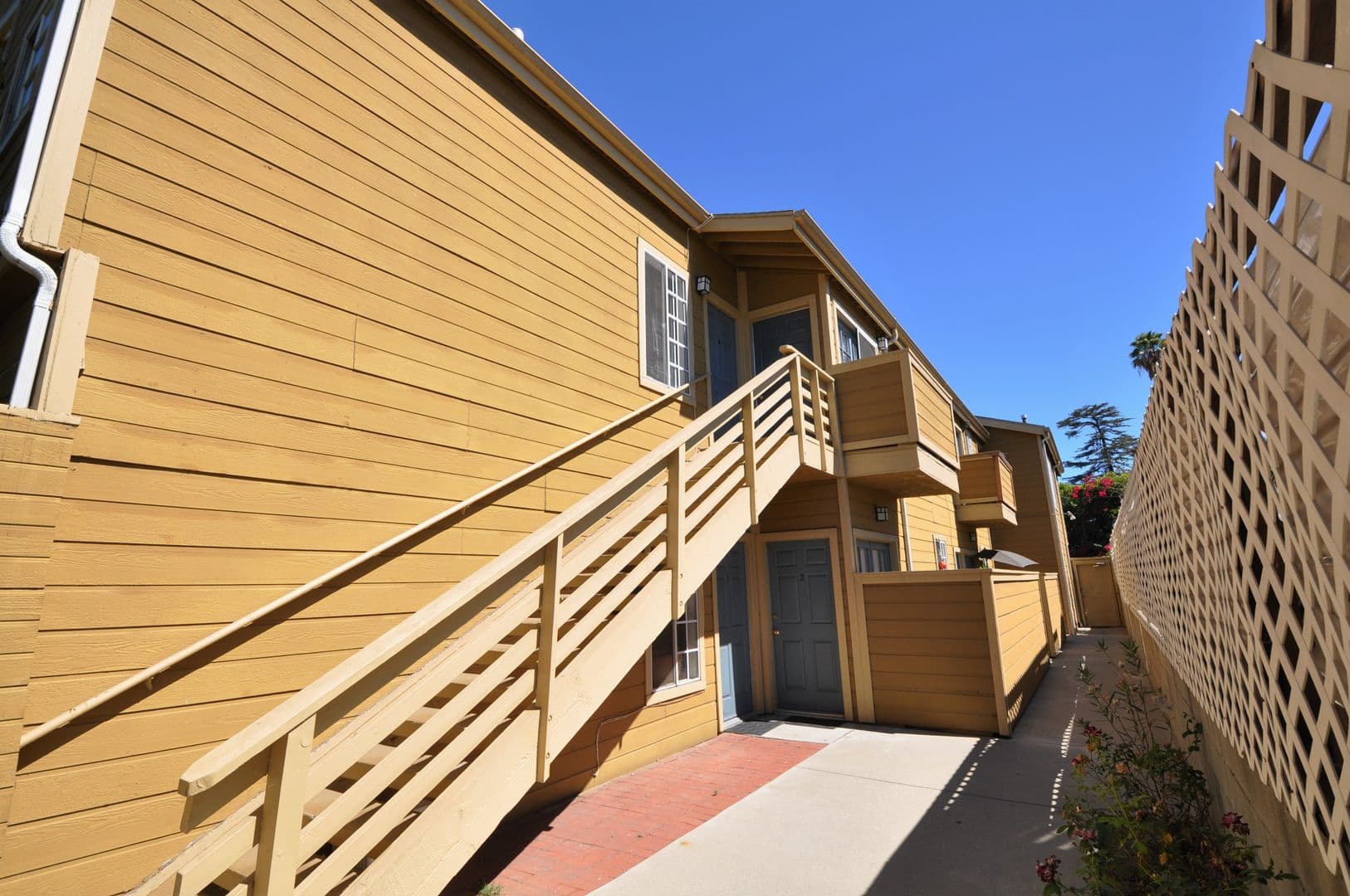 Valley Village Apartment: 12142-50 Oxnard St