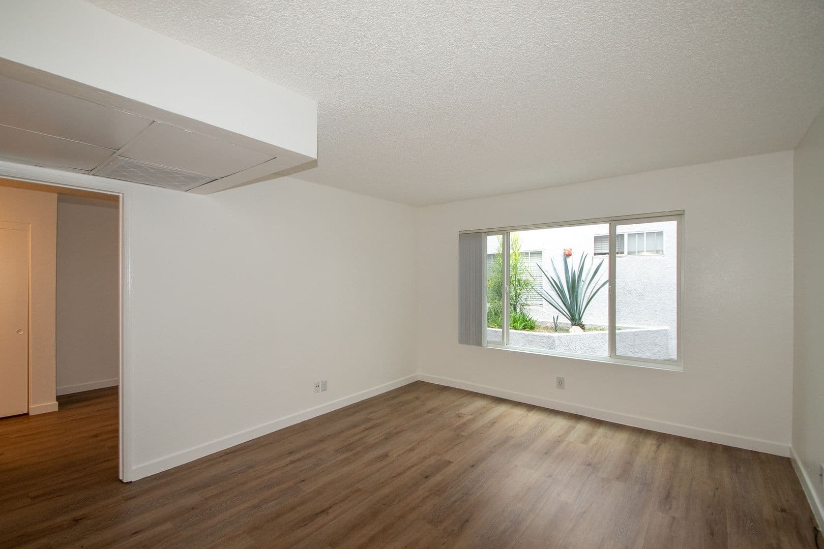 North Hollywood Apartment: 11416 Albers Street
